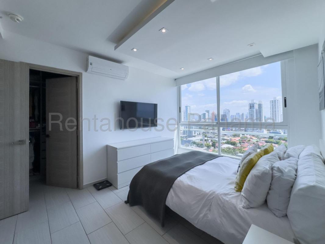 Bedroom with skyline view, walk-in closet modern finishes PH The Towers Panama