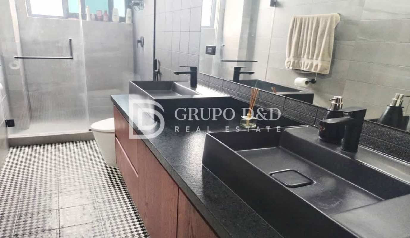 Bathroom with double black sinks, glass shower, modern design in PH Victory Sport Coco del Mar Panama