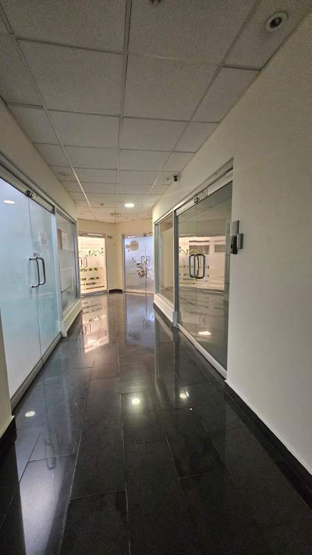 Meeting room furnished with chairs and table at Torre Banesco Marbella