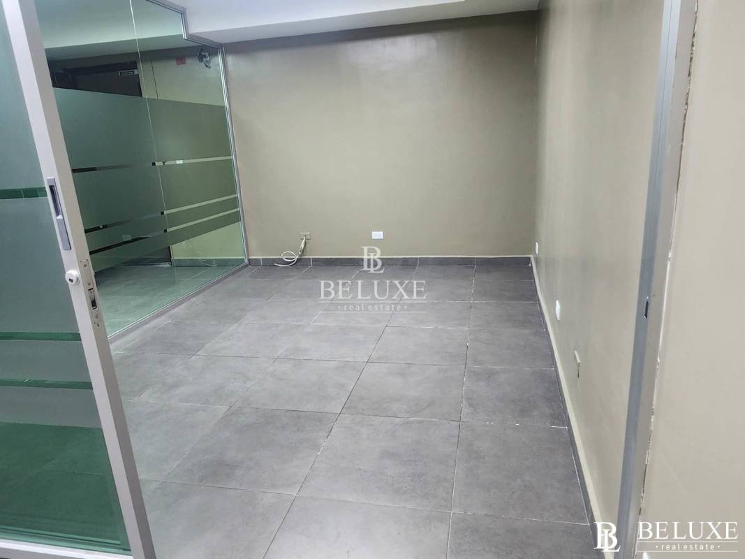 Modern office for rent with frosted glass walls and tiled floor in San Francisco Panama