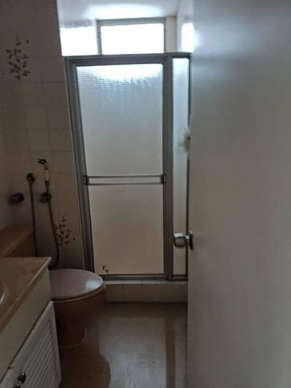 Bathroom with frosted glass shower enclosure in PH Royal Park Obarrio Panama City