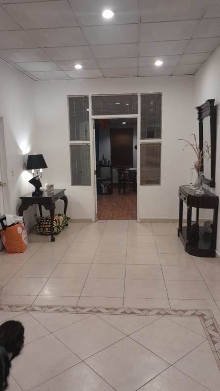 Spacious living room with tile floors, large windows in rental house Llanos Curundu Ancón Panama
