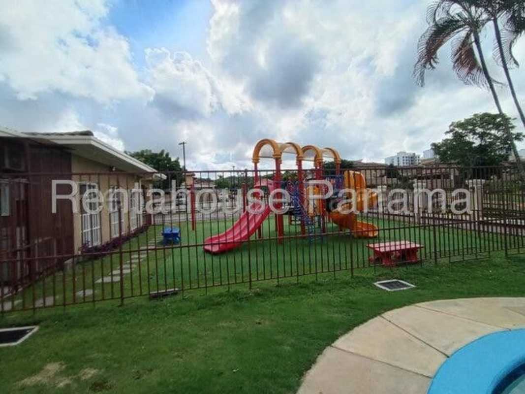 Furnished house rental with backyard terrace, pergola and barbecue Dorado Lake Condado del Rey Panama