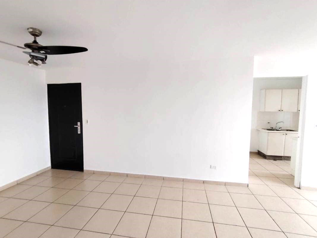 Bedroom with built-in closet, ceiling fan and window PH La Locería Panama