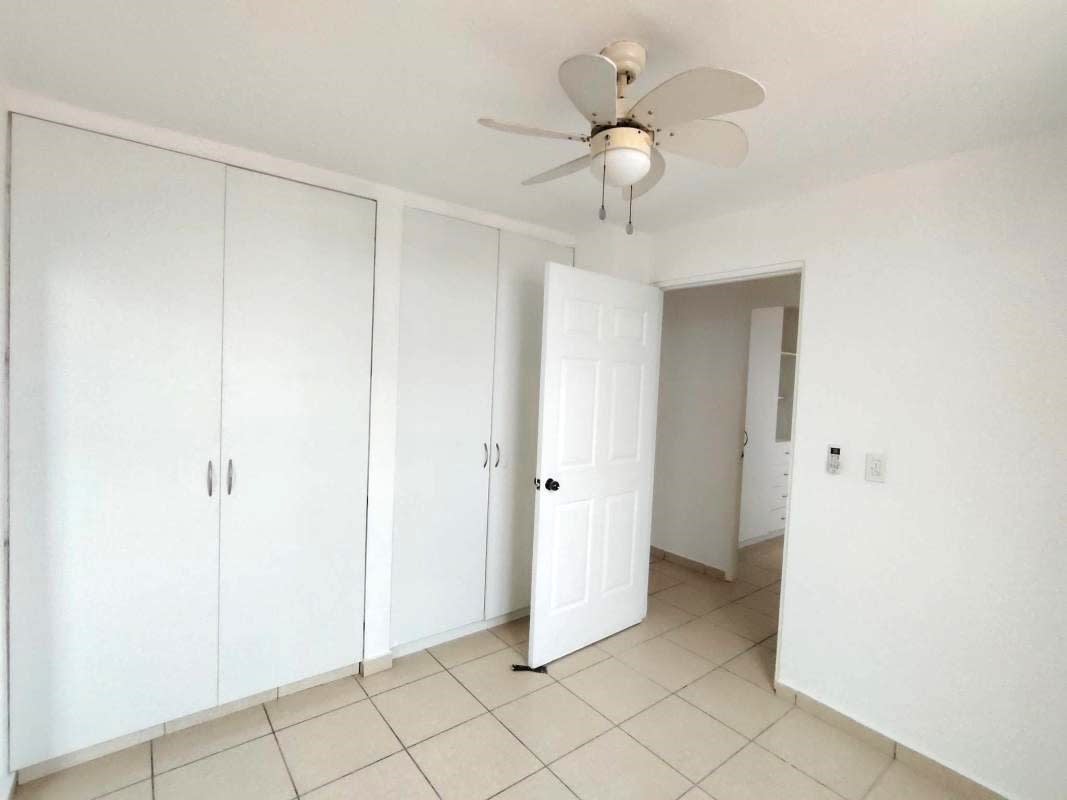 Modern living room with ceiling fan, large window PH La Locería Tumba Muerto