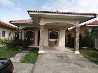 Covered porch with driveway and front lawn in Gloria Lucrecia Monagrillo Chitré Panama