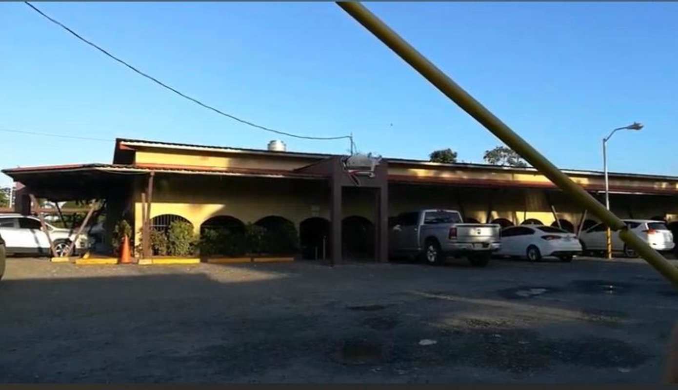 Multiple parking spaces and covered walkway in commercial property Juan Díaz Panama City