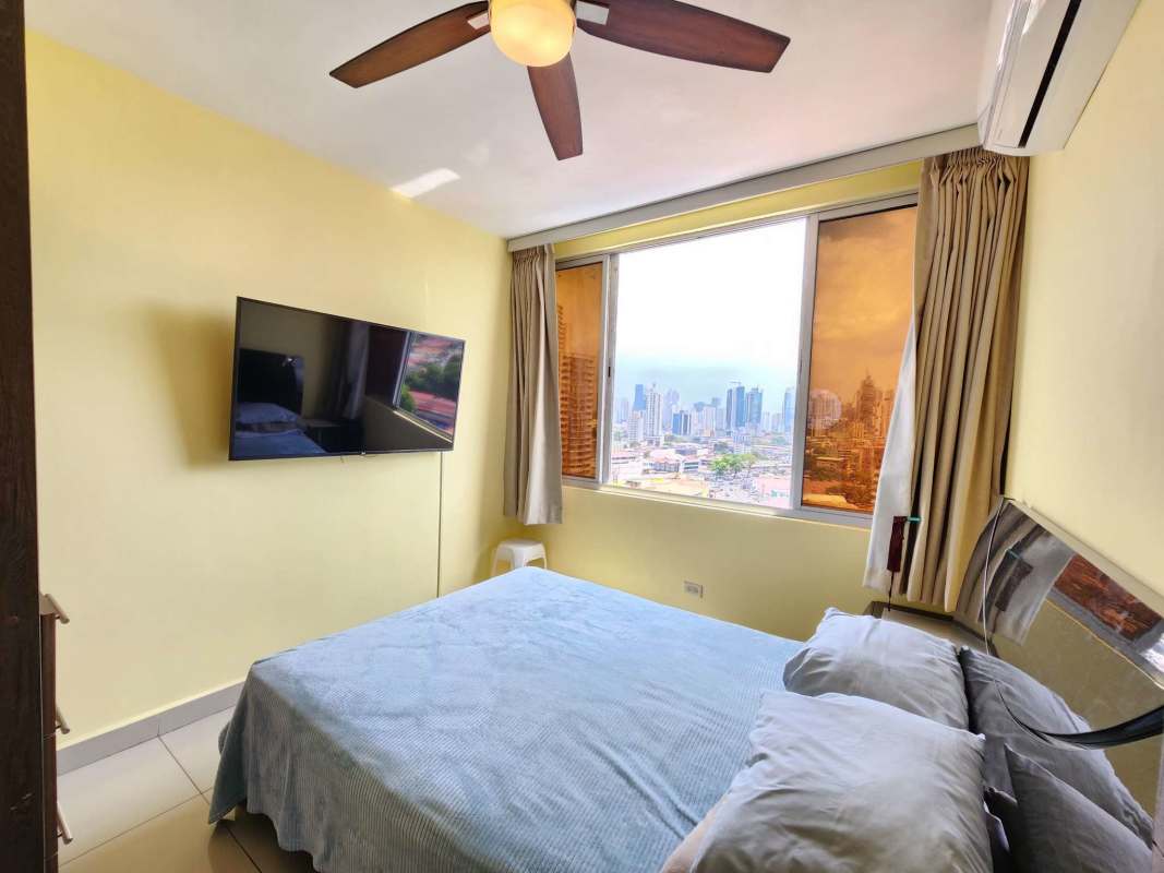 Bedroom with AC, ceiling fan, closet and city view at PH Torre Delta Vista Hermosa Panama