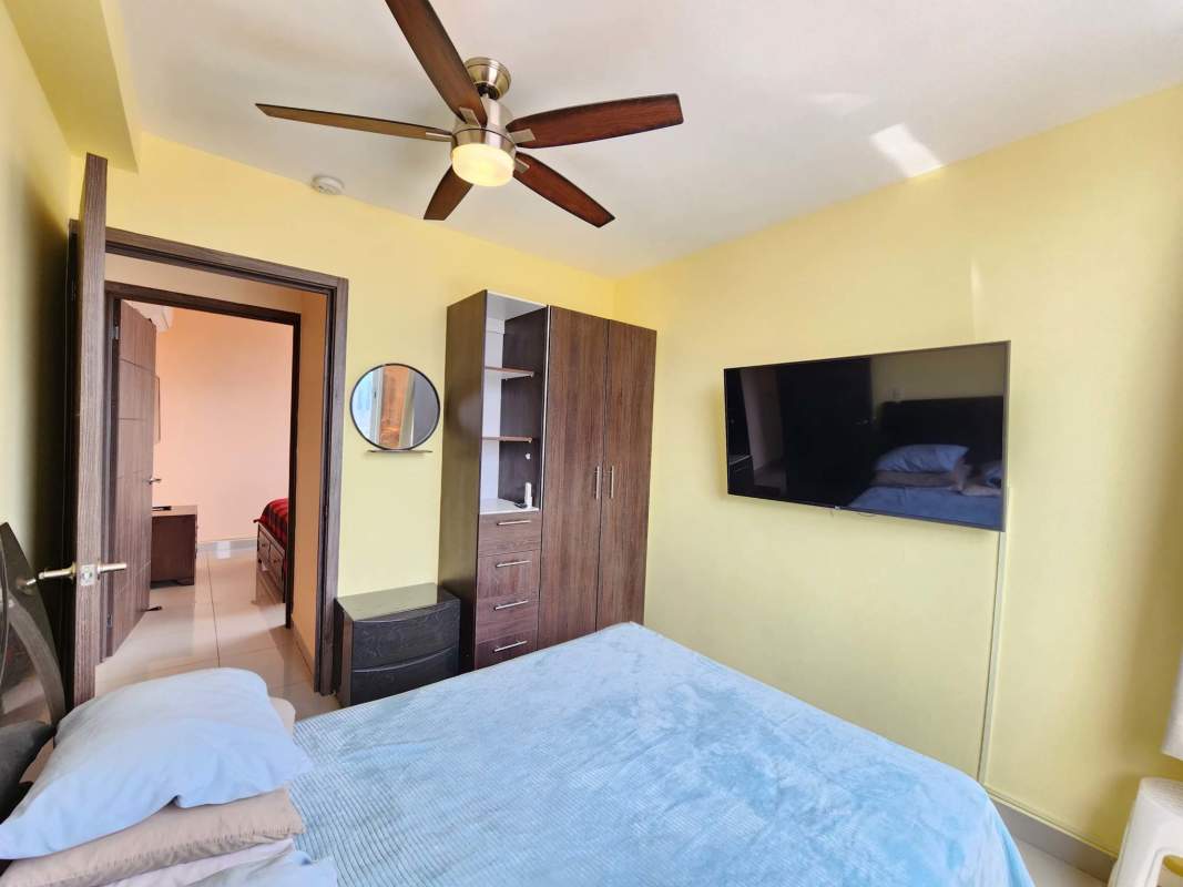 Secondary bedroom with closet, window and fan in PH Torre Delta Vista Hermosa Panama
