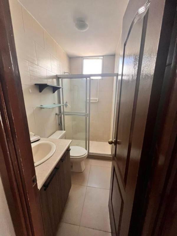 Compact modern bathroom with glass shower enclosure, PH Metric Vía Brasil Panama