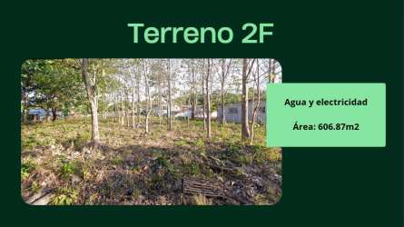 Large open plot with grassy terrain and nearby development in Barrio Balboa