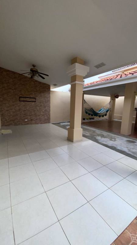 Bright bedroom with ceiling fan in PH Villa Tivoli Brisas del Golf Panama