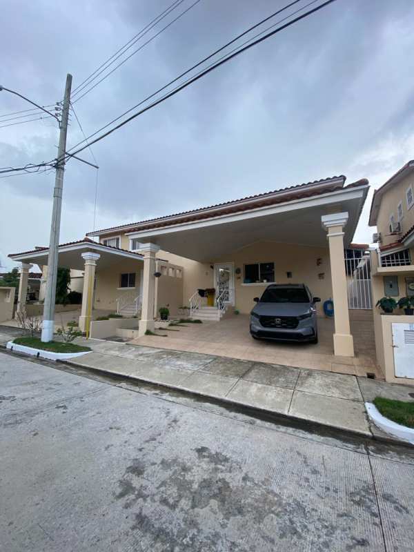Shaded patio with hammock and brick wall in PH Villa Tivoli Brisas del Golf Panama
