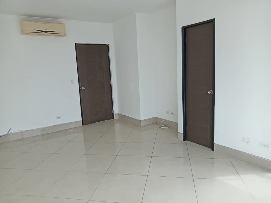 Bedroom with bright light and built-in closets PH San Francisco Exclusive Panama