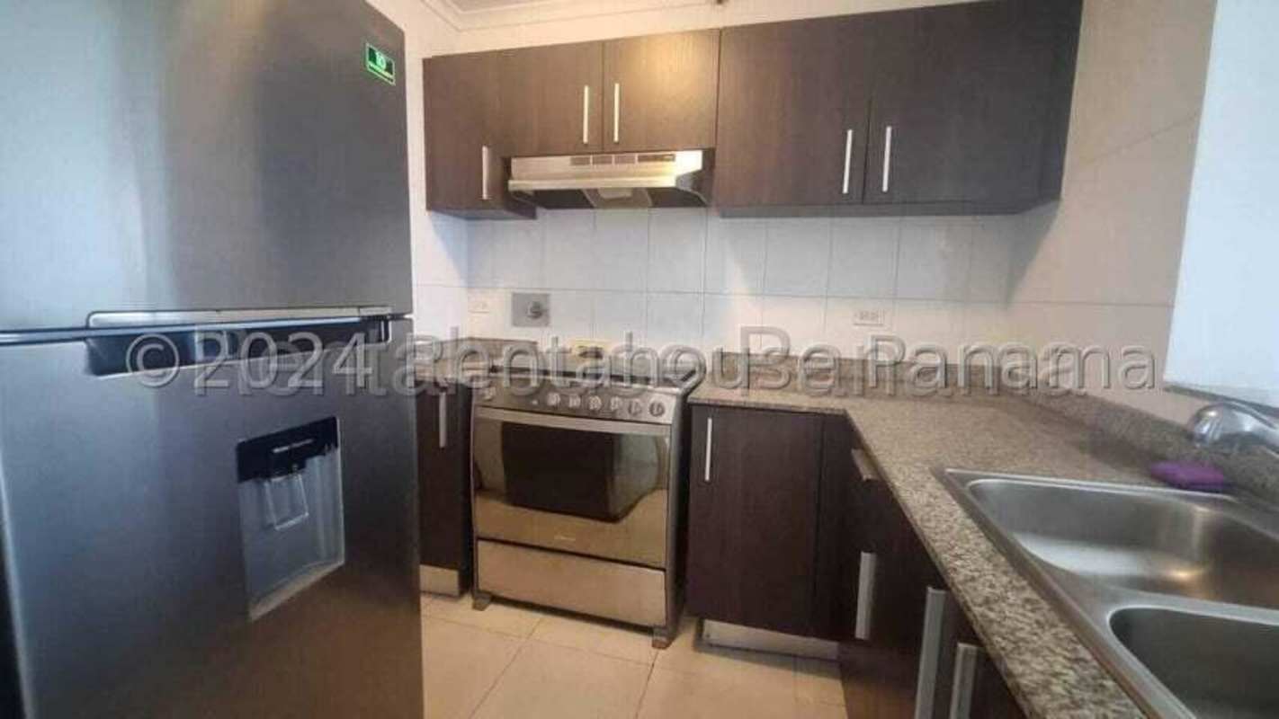 Bedroom with built-in closet, large window and tiled floor in PH El Mare Panama City