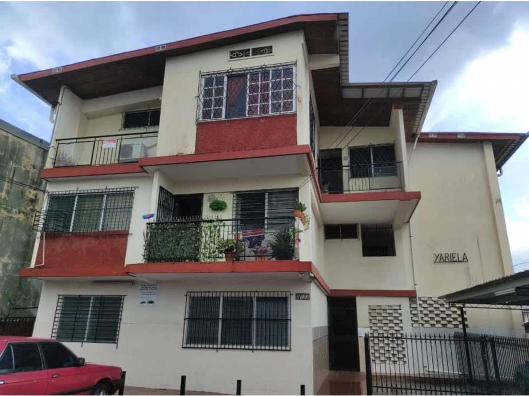 Three-story apartment building with balconies, security bars and gated entrance PH Yariela El Ingenio Betania Panama City