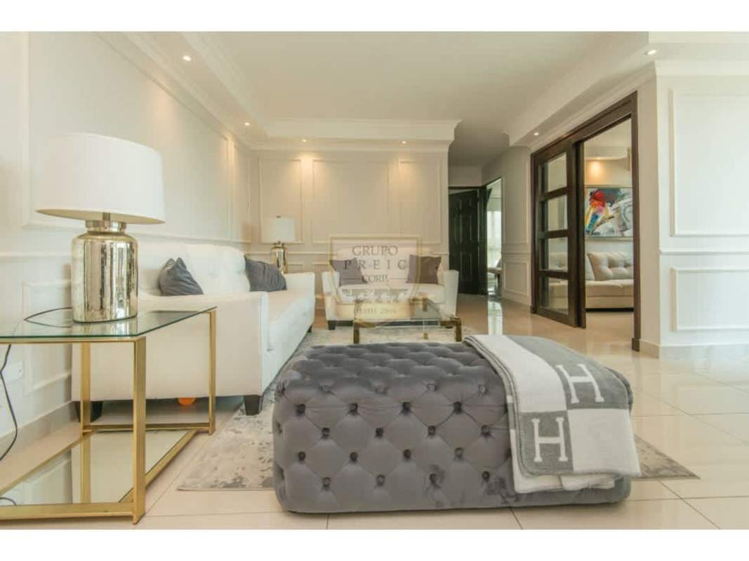 Spacious living room with large sliding doors to balcony, PH Portofino Panama