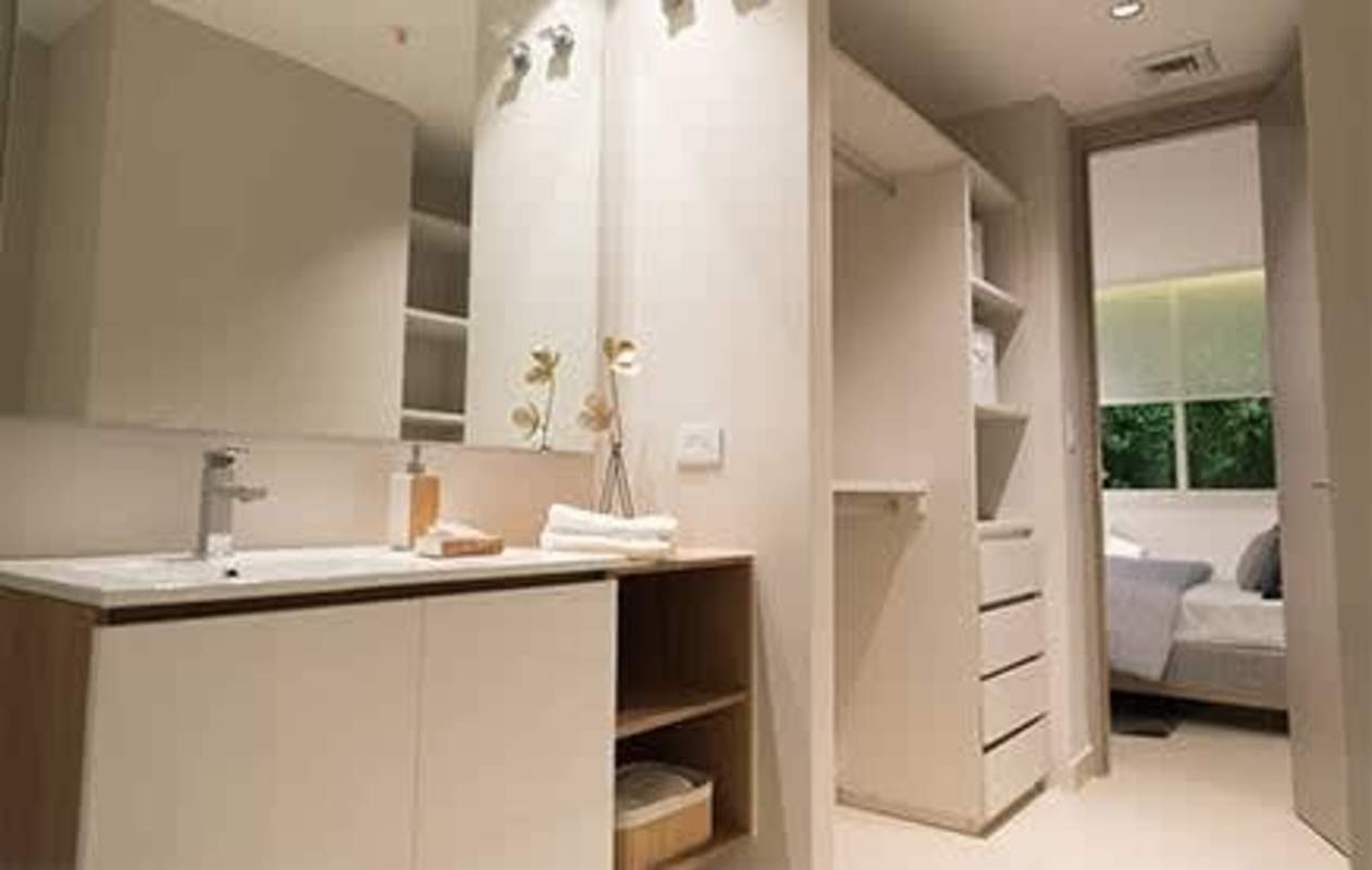 Bathroom with vanity and integrated walk-in closet in PH URBAN El Cangrejo Panama City