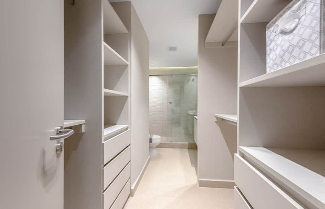 Infinity pool with sun deck and panoramic skyline views PH Urban Tower El Cangrejo