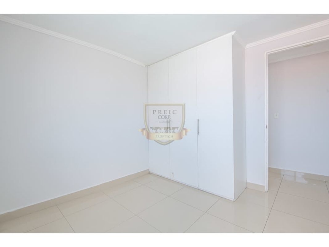 Modern bathroom with shower and ceramic fixtures PH Ibiza Tower Panama