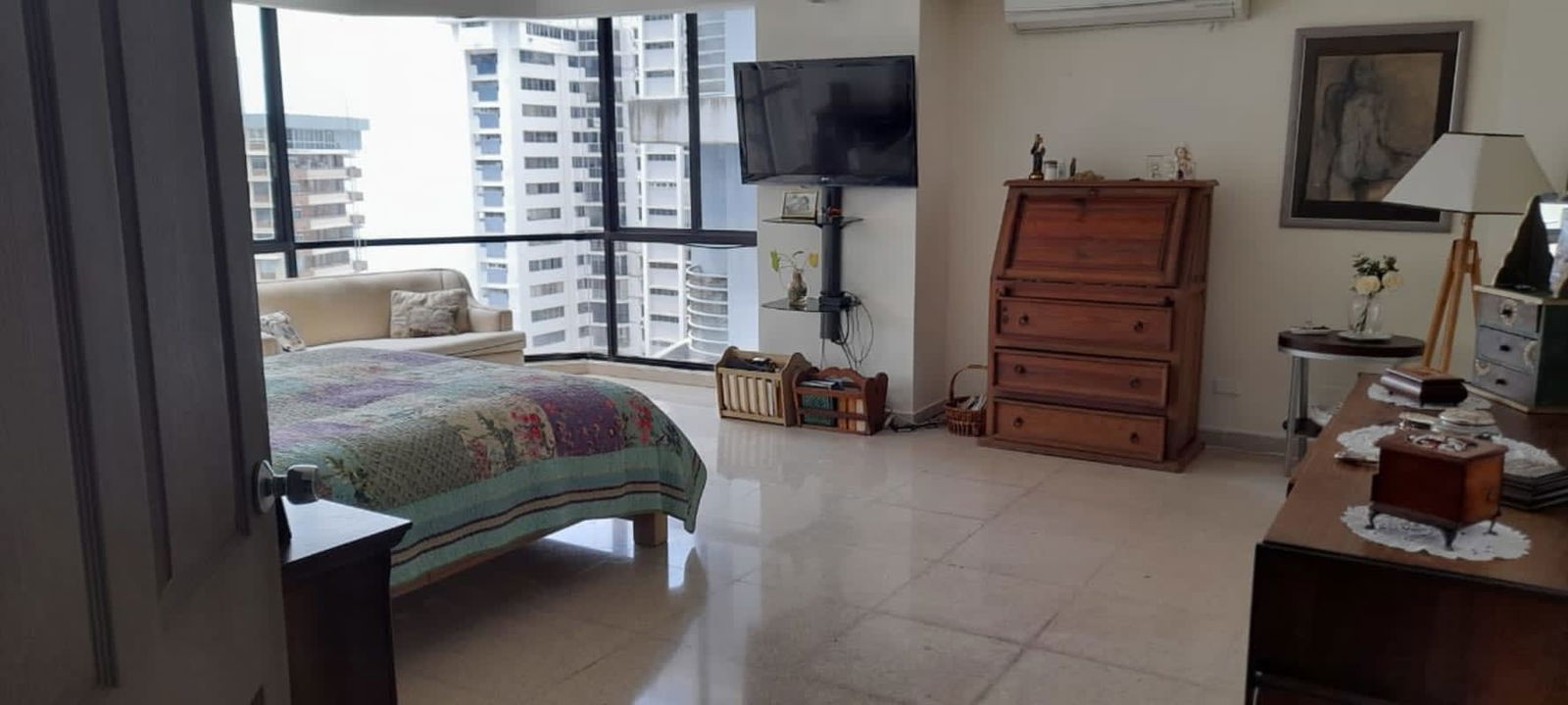 Bedroom with wide city views, built-ins PH Mediterrane Junior Panama