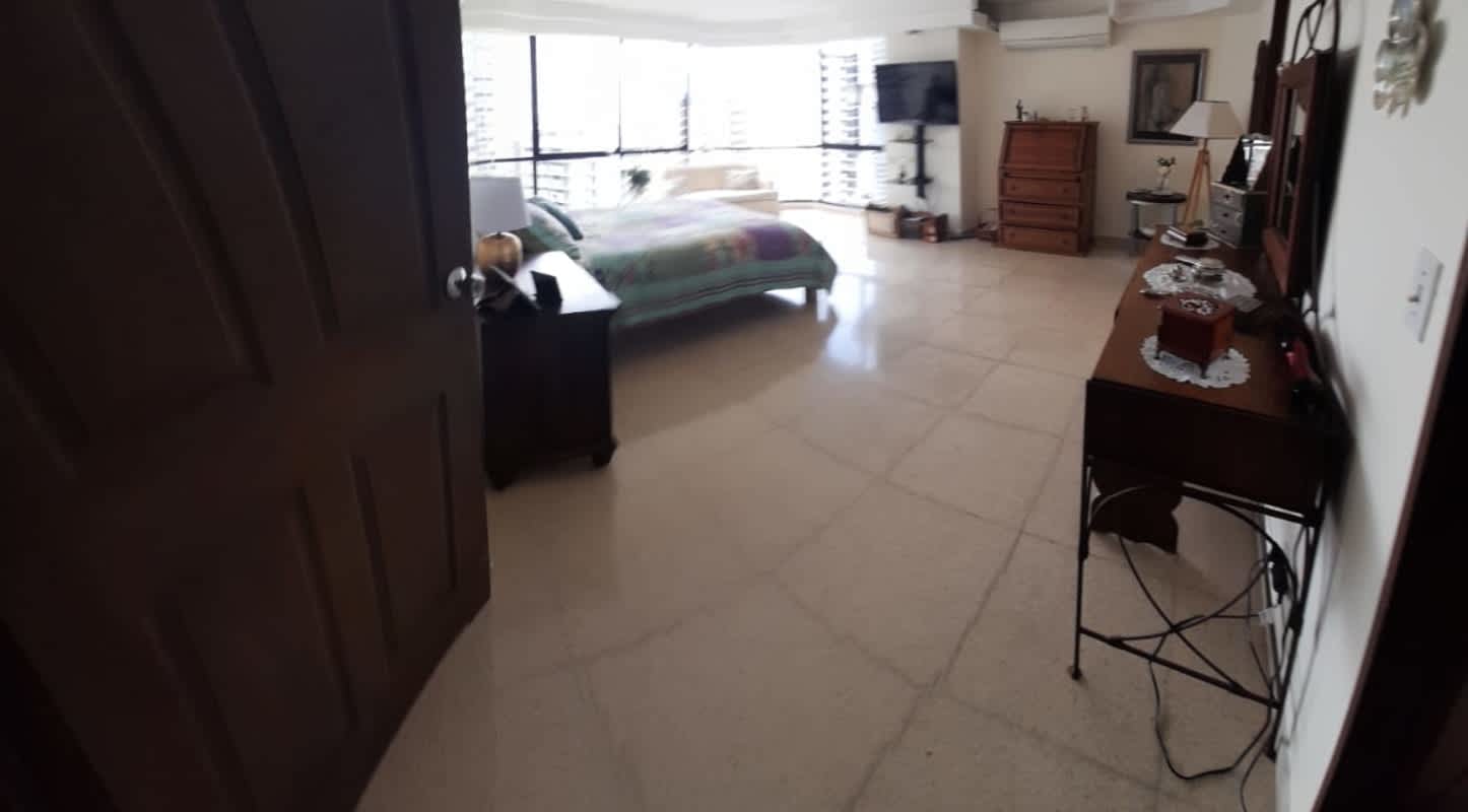 Secondary bedroom with city skyline views PH Mediterrane Junior Panama