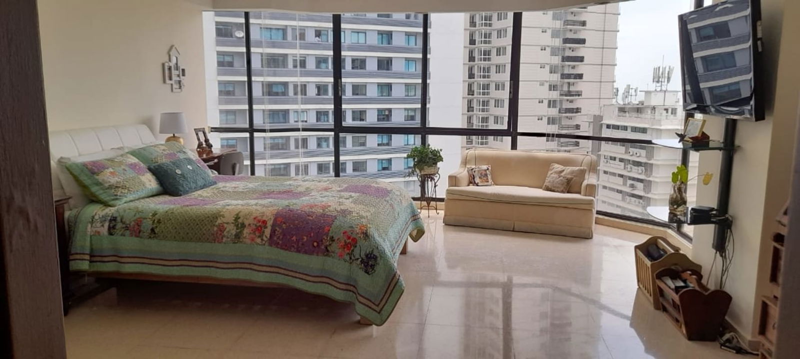 Bedroom featuring panoramic city and sea views at PH Mediterrane Junior Panama City