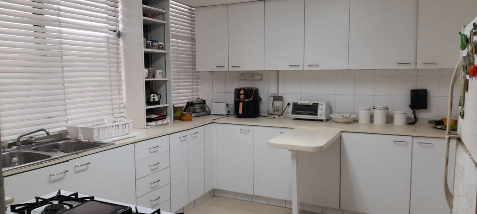 Kitchen with porcelain floors and ample cabinetry PH Mediterrane Junior Panama