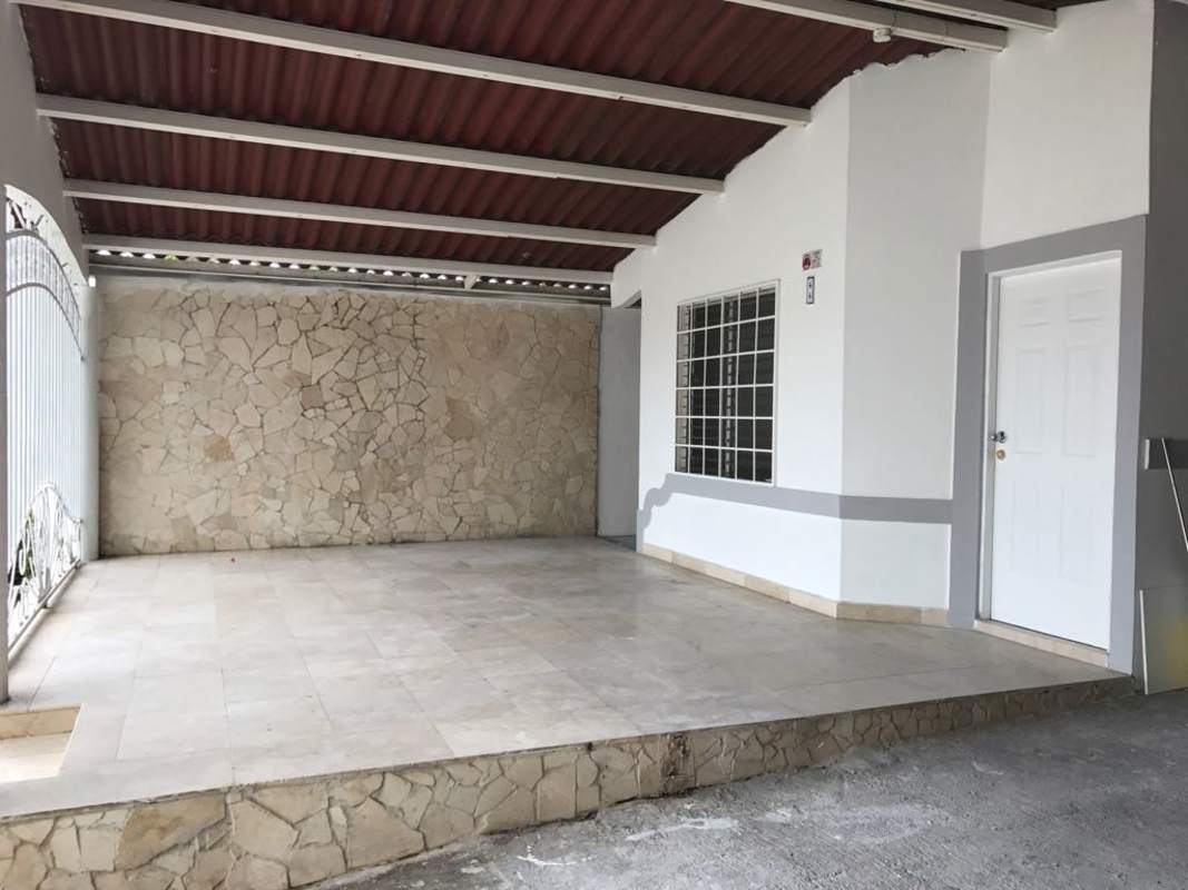 Spacious living and dining room in Bosque de Castilla El Crisol single-family house with tile floor Panama