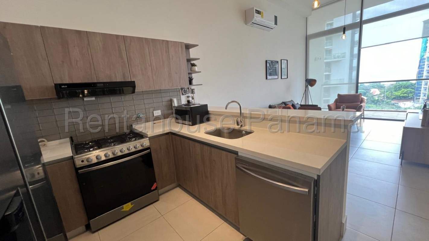 Infinity rooftop pool with jacuzzi overlooking city skyline PH Coco Place Panama