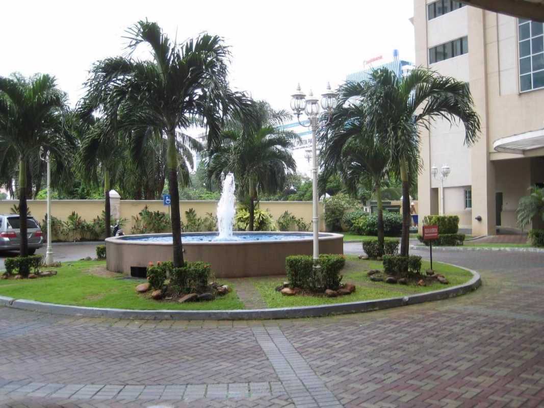 Fully equipped modern kitchen with dark cabinetry in PH Ocean Club Punta Pacifica Panama