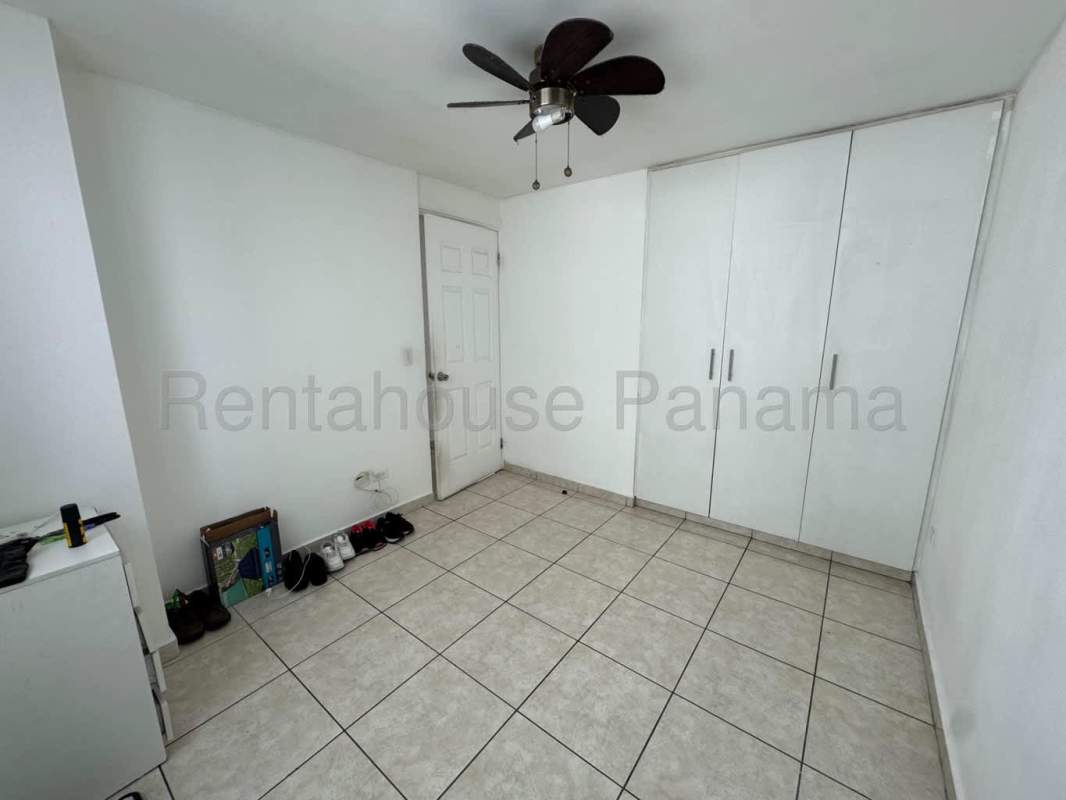 Bedroom with tiled floor, built-in wardrobe and ceiling fan PH Sunshine Bella Vista Panama