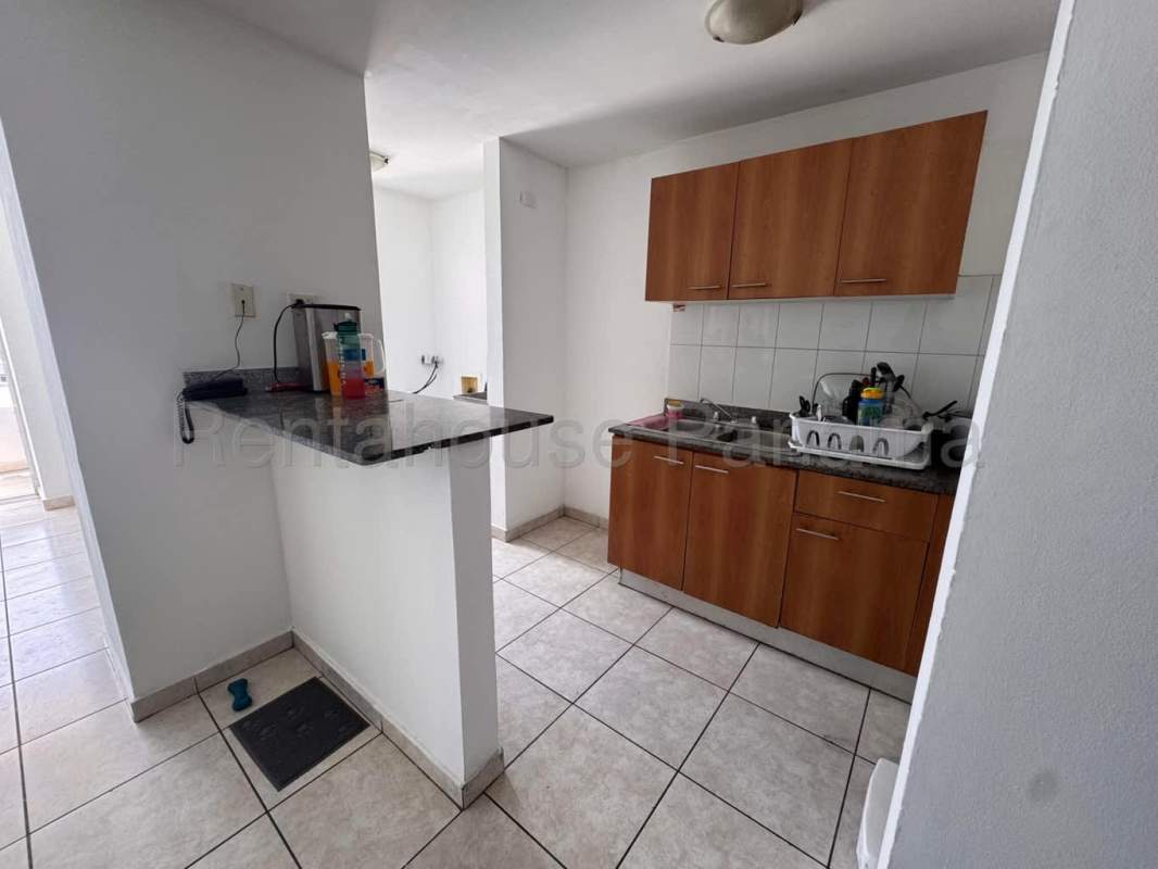 Second bedroom with bright window, ceramic tile floor and built-in closet in PH Sunshine Panama