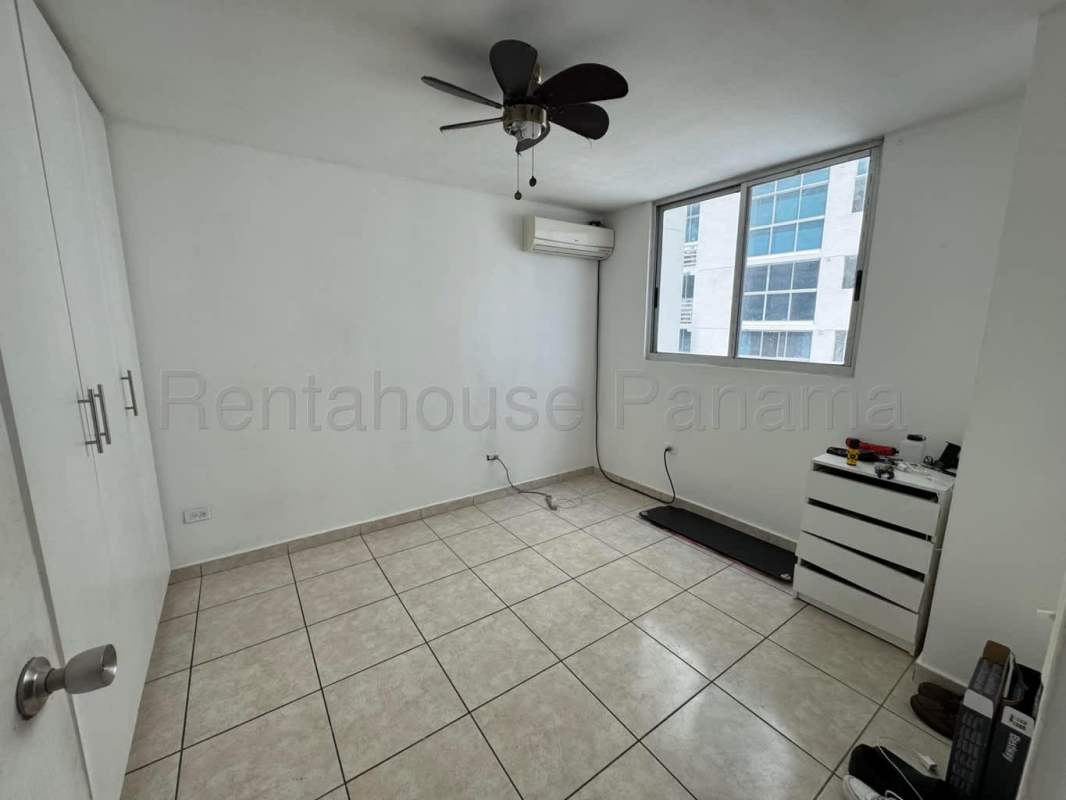 Bathroom with beige tiles, pedestal sink, colorful shower curtain in PH Sunshine Bella Vista Panama