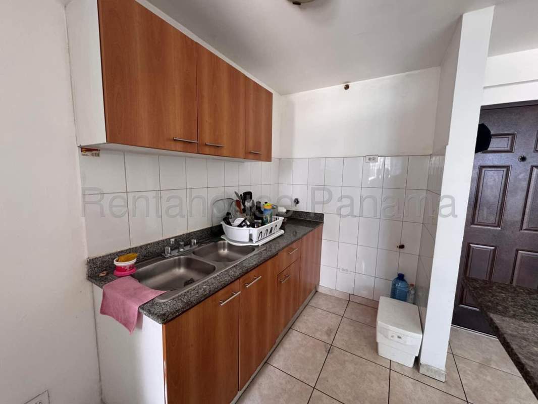 Modern kitchen with granite counters, double sink, wood cabinets PH Sunshine Bella Vista Panama