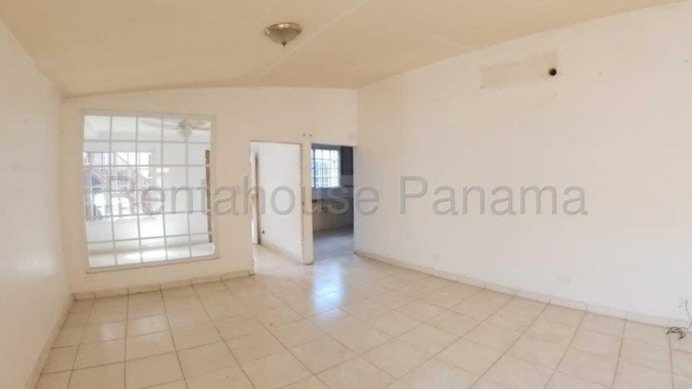 Bright enclosed porch or sunroom with multiple windows and tiled floor in Brisas del Golf Panama