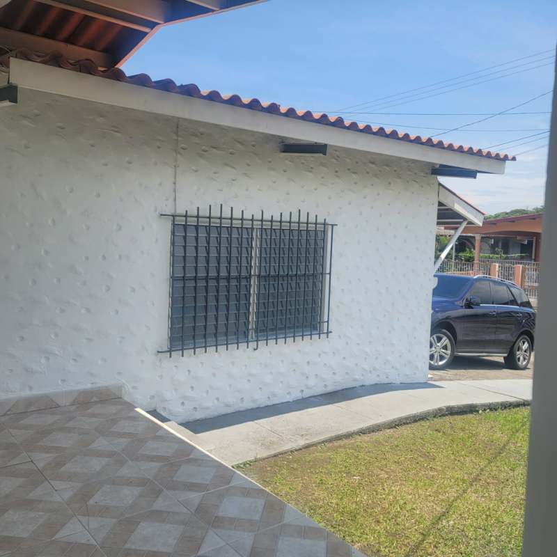 Driveway parking and green lawn at single family rental house San Antonio Panama.