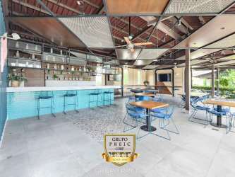 Modern bedroom with natural light built-in closet PH Explora Panama Pacifico