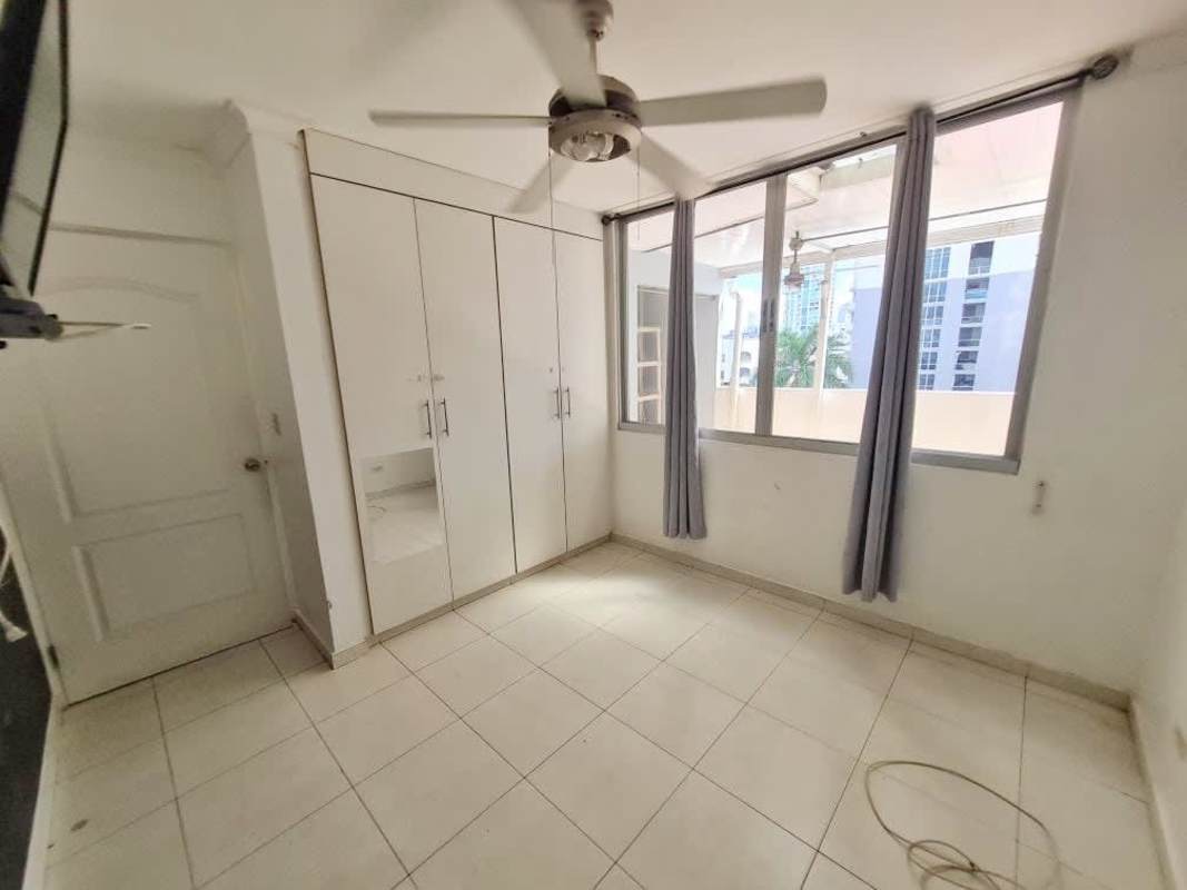 Spacious bedroom with built-in white closet, large window, ceiling fan at PH San Francisco Park near Parque Omar Panama
