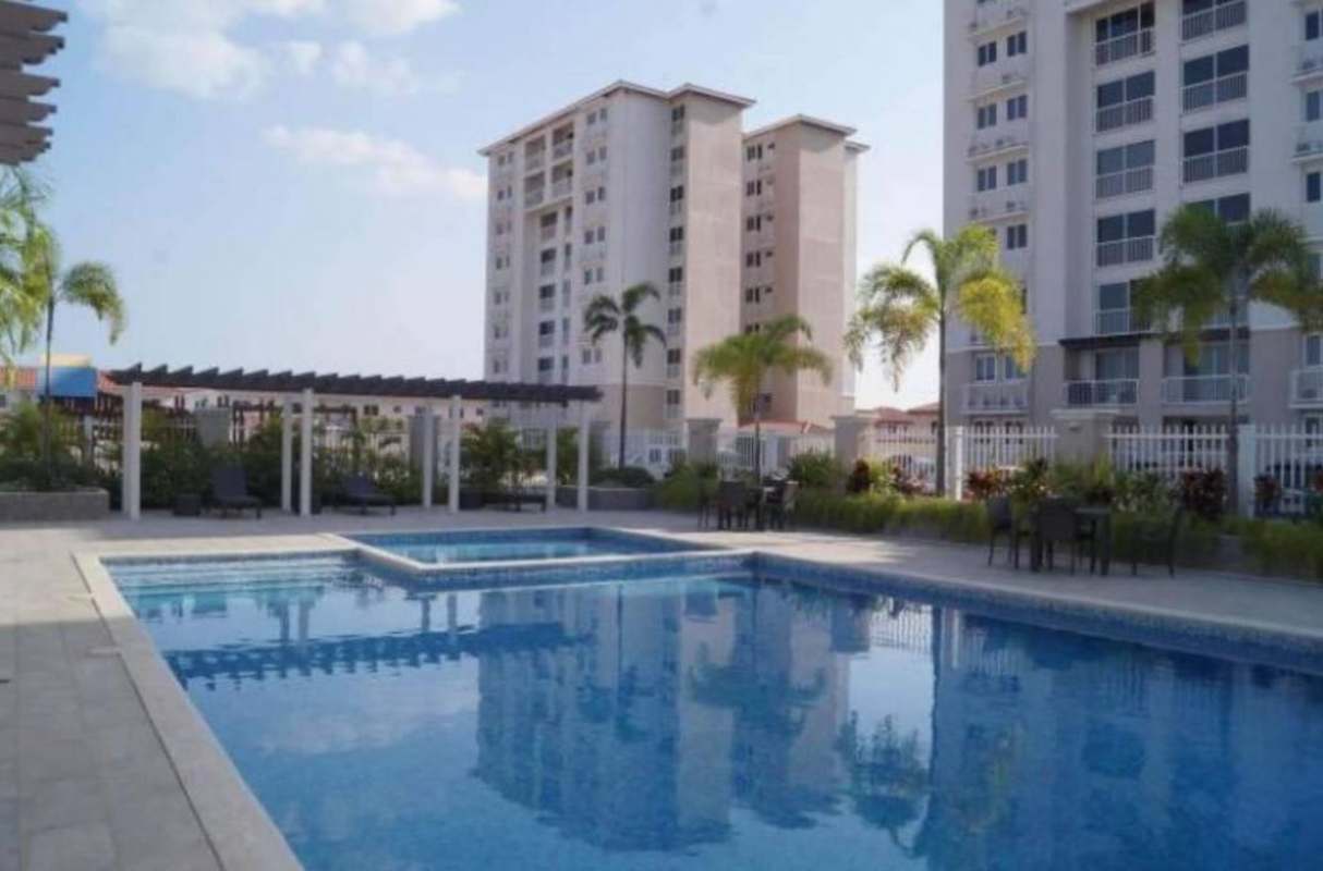 Equipped kitchen with fridge, oven, stove, and cabinetry in PH Torres de Versalles