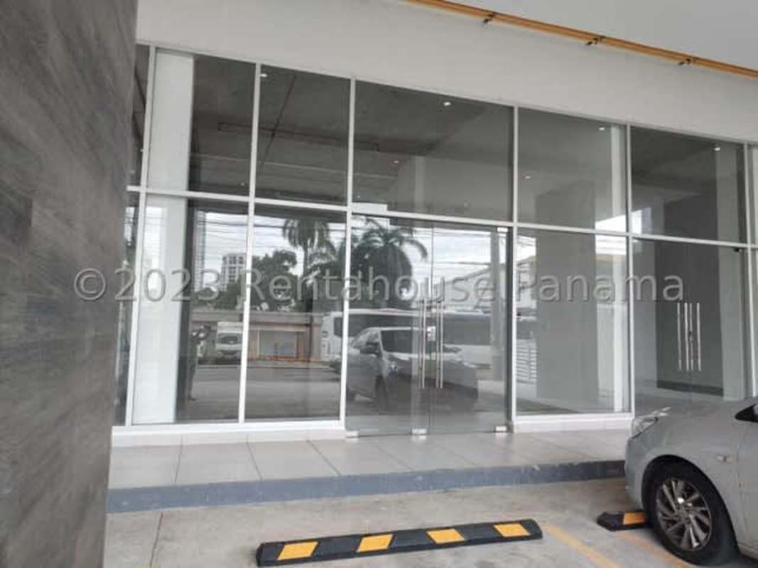 Glass-front commercial unit in new business plaza Parque Lefevre Panama City