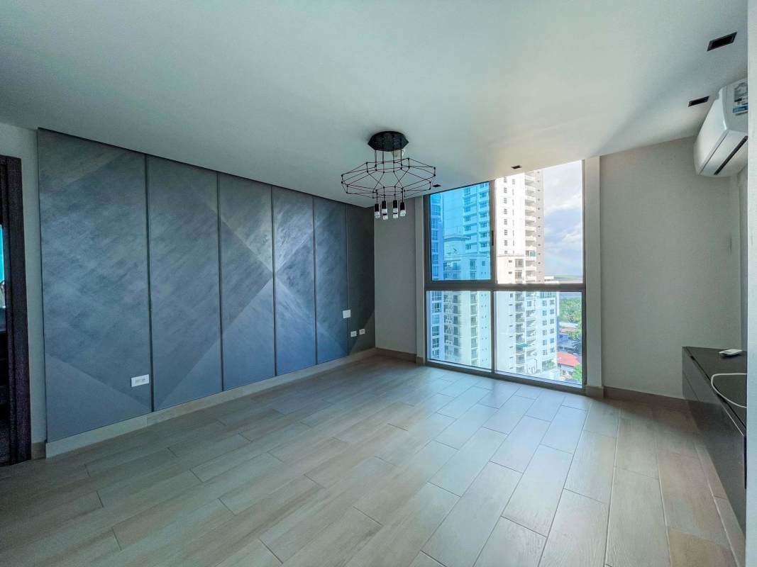 Luxury building entrance with green walls at PH Riviera del Mar Coco del Mar Panama City