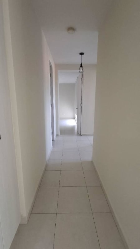 Second empty bedroom with built-in closet and neutral decor in Torres de Versalles Don Bosco Panama