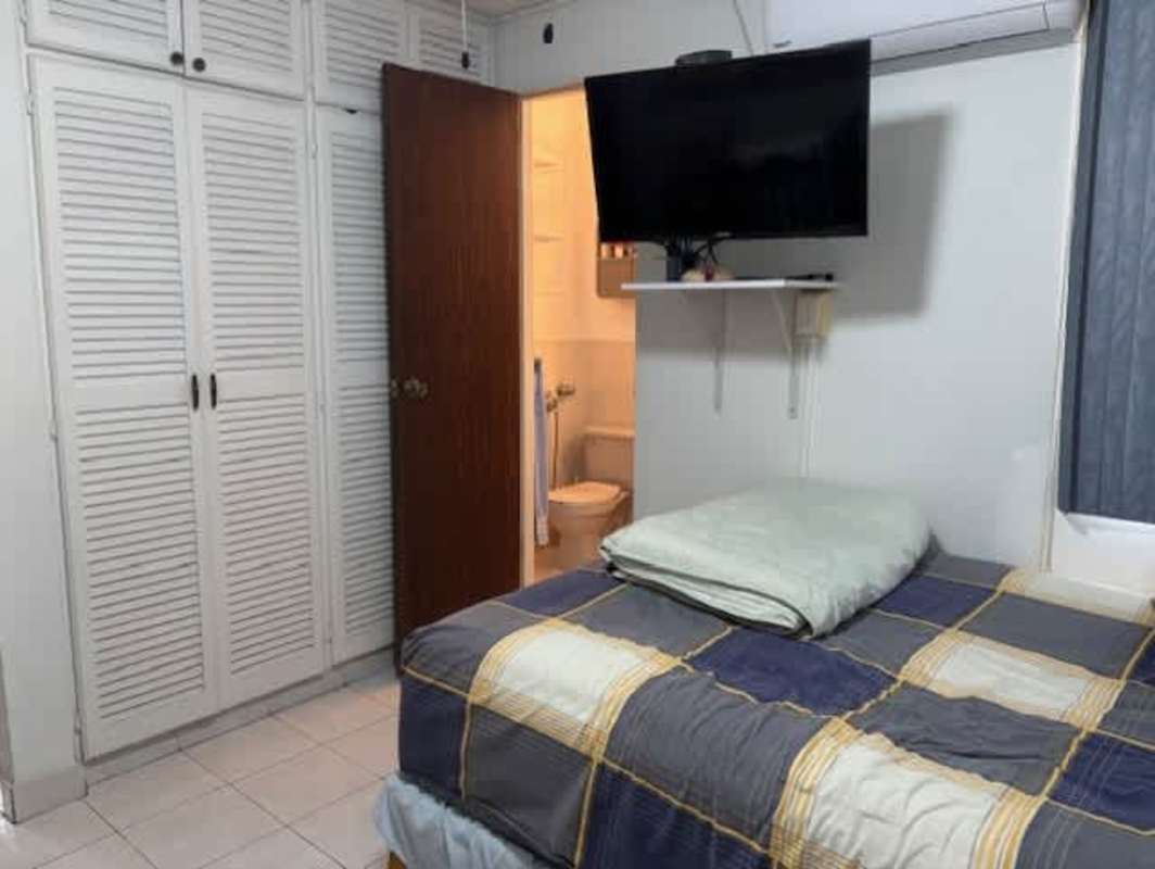 Bedroom with closet, AC, wall-mounted TV, ensuite PH La Cresta Panama