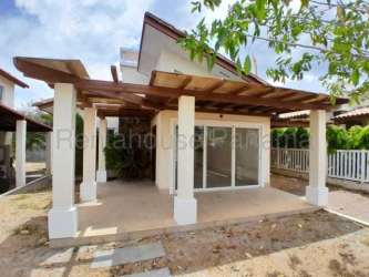 Front courtyard with mature tropical landscaping of Panama beach house