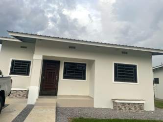 Modern minimalist house front with porch and security windows in Bariloche Dolega Chiriquí