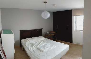 Minimalist bedroom with neutral walls, wardrobe and window Nuevo Emperador Arraiján