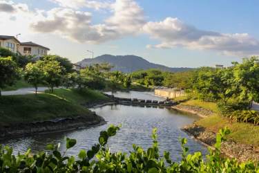 Waterfront feature with greenery and mountain views at PH River Valley Panama Pacifico