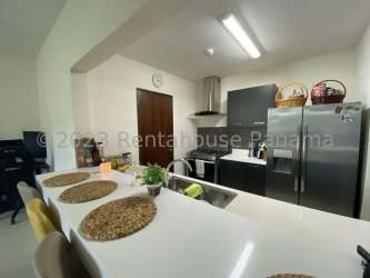 Spacious smart master bedroom with walk-in closet PH River Valley Panama Pacifico