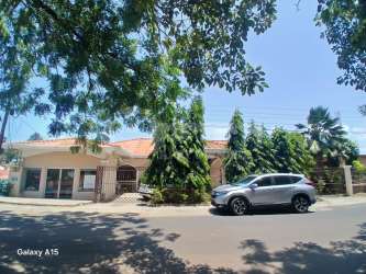 Single-family house exterior view with carport, mature trees in Urbanización El Vigía Chitré Panama
